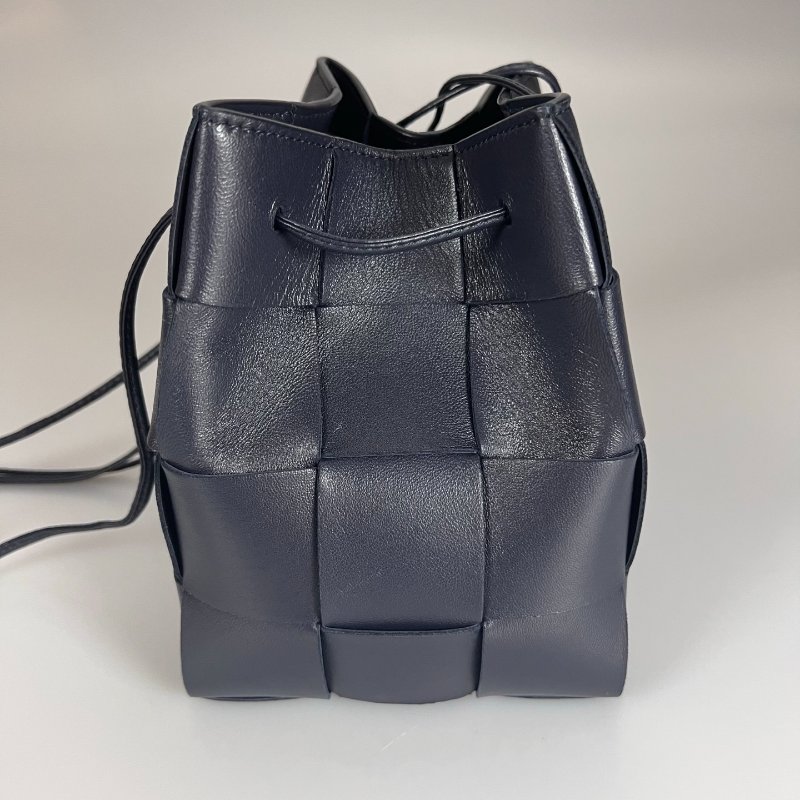 BV 晶片款 深藍3*4水桶包-2