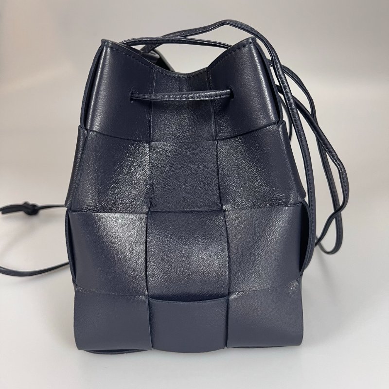 BV 晶片款 深藍3*4水桶包-3