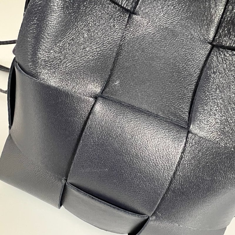 BV 晶片款 深藍3*4水桶包-5