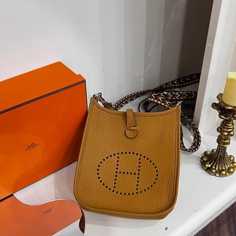 HERMES Z刻 餅乾色EVELYNE TPM 肩背包