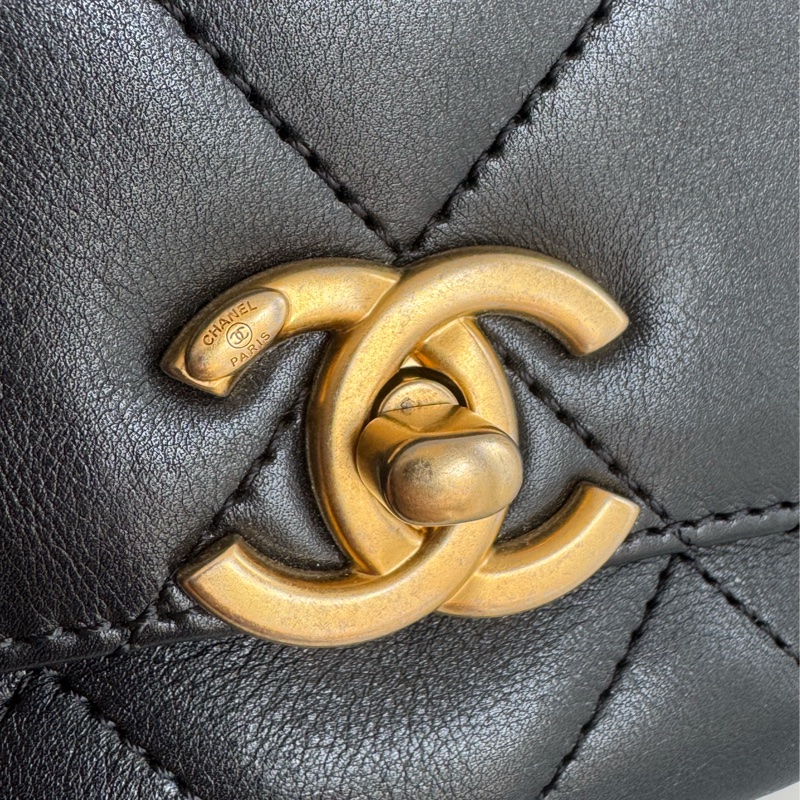 chanel AS8231黑色迷你掀蓋金鍊斜背鏈包 超可愛❤️🔥❤️🔥-12