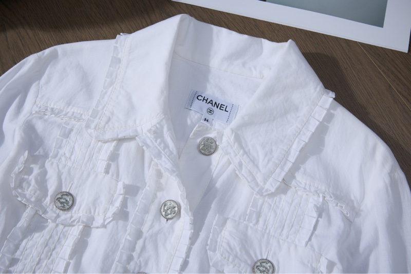 CHANEL 白色毛邊銀扣襯衫-1