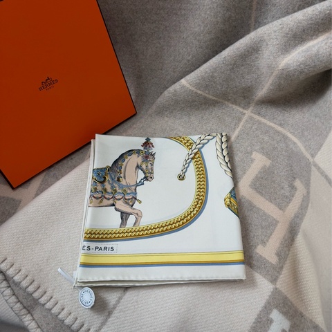 愛馬仕 Hermes 「盛宴」90✖️90典藏絲巾方巾 奶油色/ 金色/多色