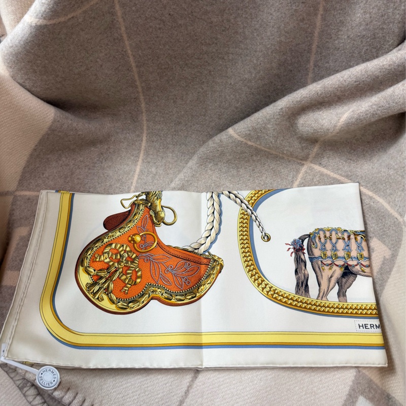 愛馬仕 Hermes 「盛宴」90✖️90典藏絲巾方巾 奶油色/ 金色/多色-9