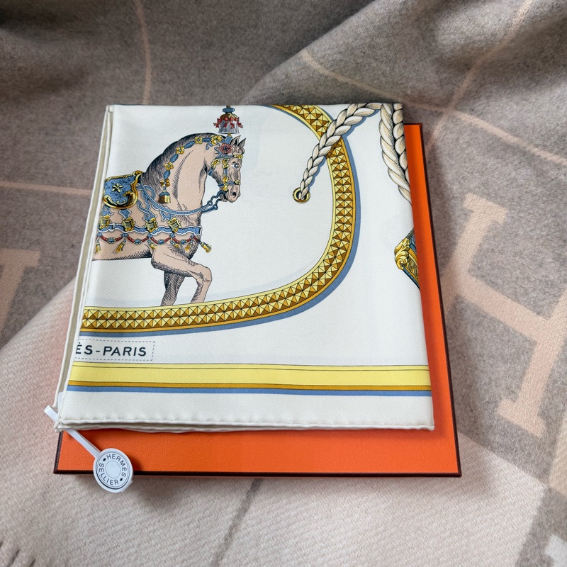 愛馬仕 Hermes 「盛宴」90✖️90典藏絲巾方巾 奶油色/ 金色/多色-10