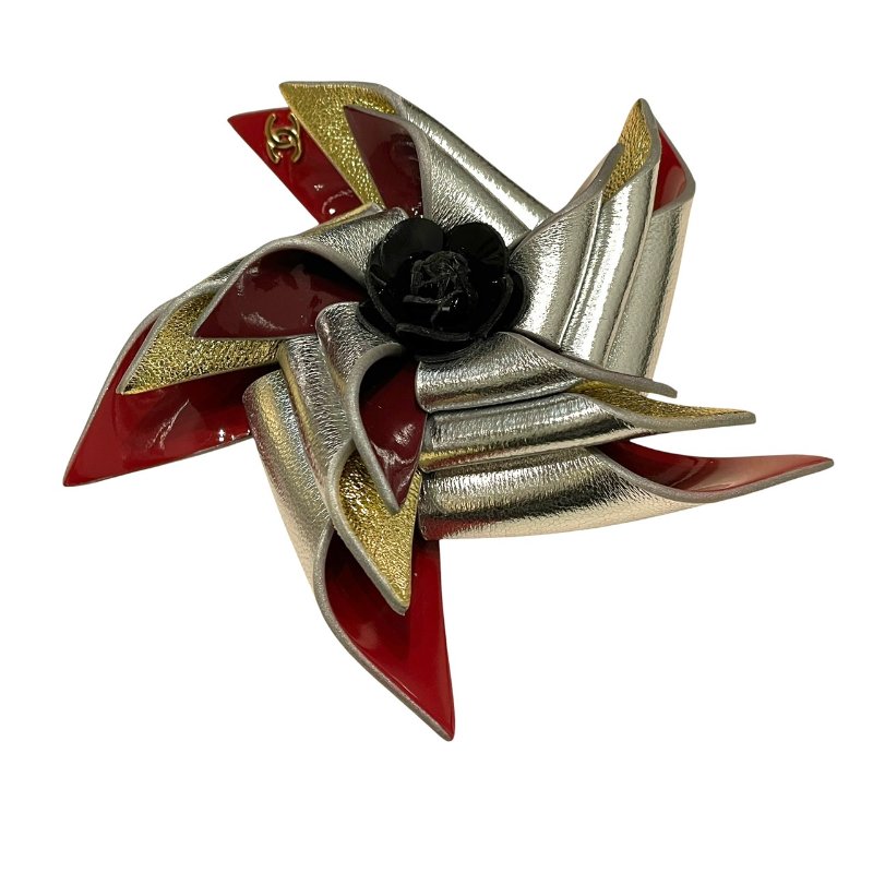 CHANEL 香奈兒 CRUISE 2026 系列 風車胸針 皮革 銀釦-2