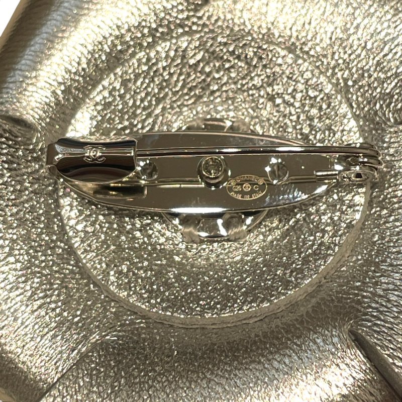 CHANEL 香奈兒 CRUISE 2026 系列 風車胸針 皮革 銀釦-4