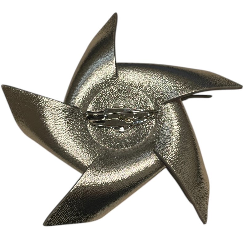 CHANEL 香奈兒 CRUISE 2026 系列 風車胸針 皮革 銀釦-5