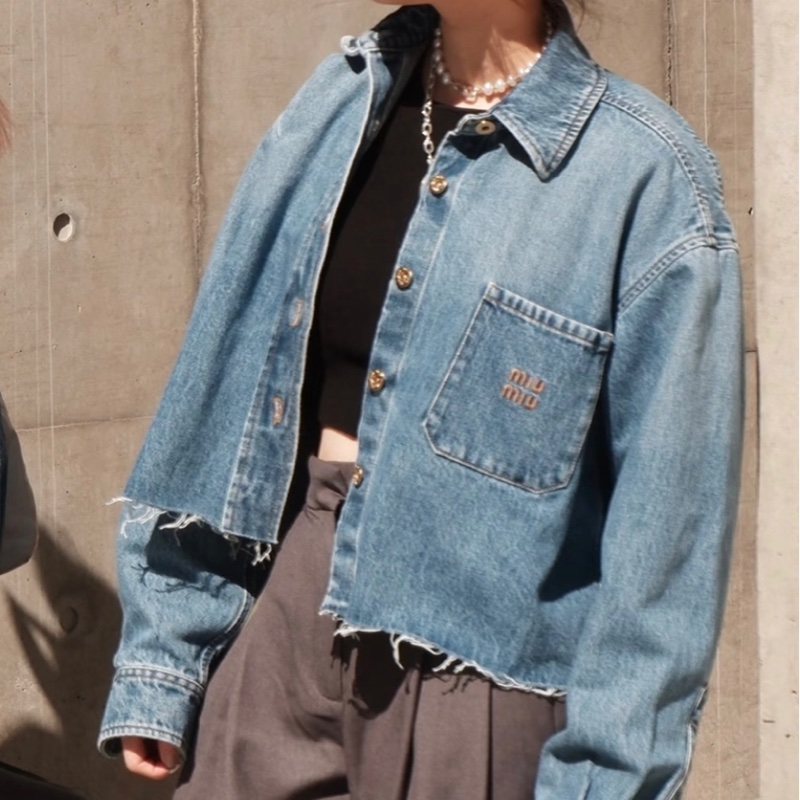 MIU MIU 復古水洗藍毛邊短款牛仔外套-1