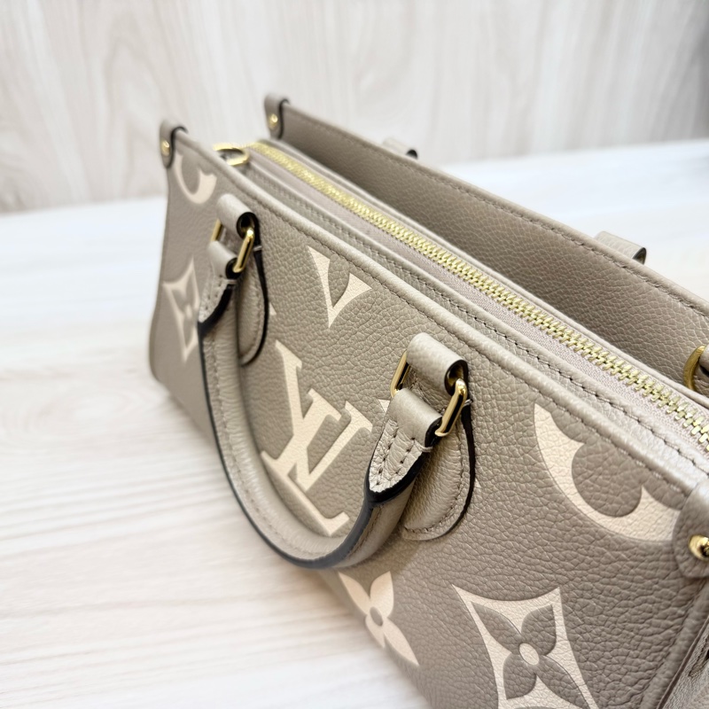 LV 斑鳩灰OnTheGo East West包/M23641-7