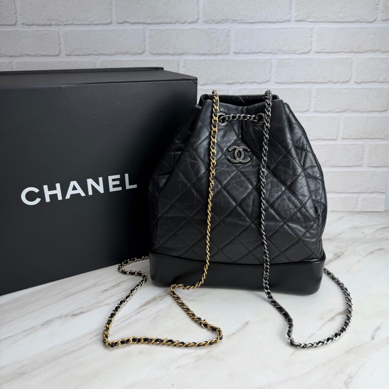Chanel GABRIELLE 經典雙C LOGO小牛皮 黑色 流浪後背包-0