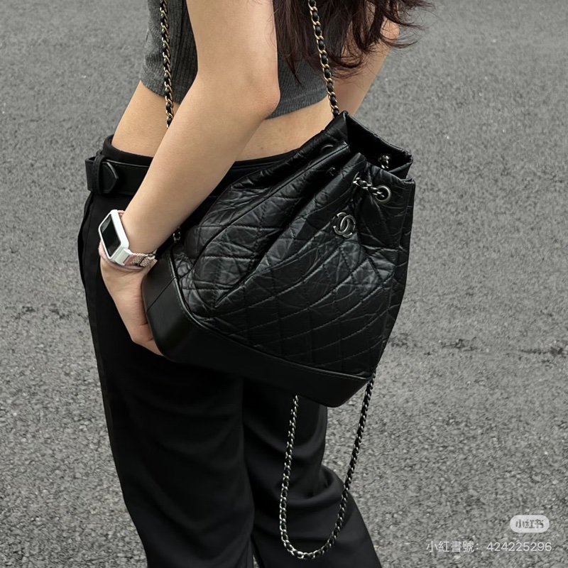 Chanel GABRIELLE 經典雙C LOGO小牛皮 黑色 流浪後背包-1