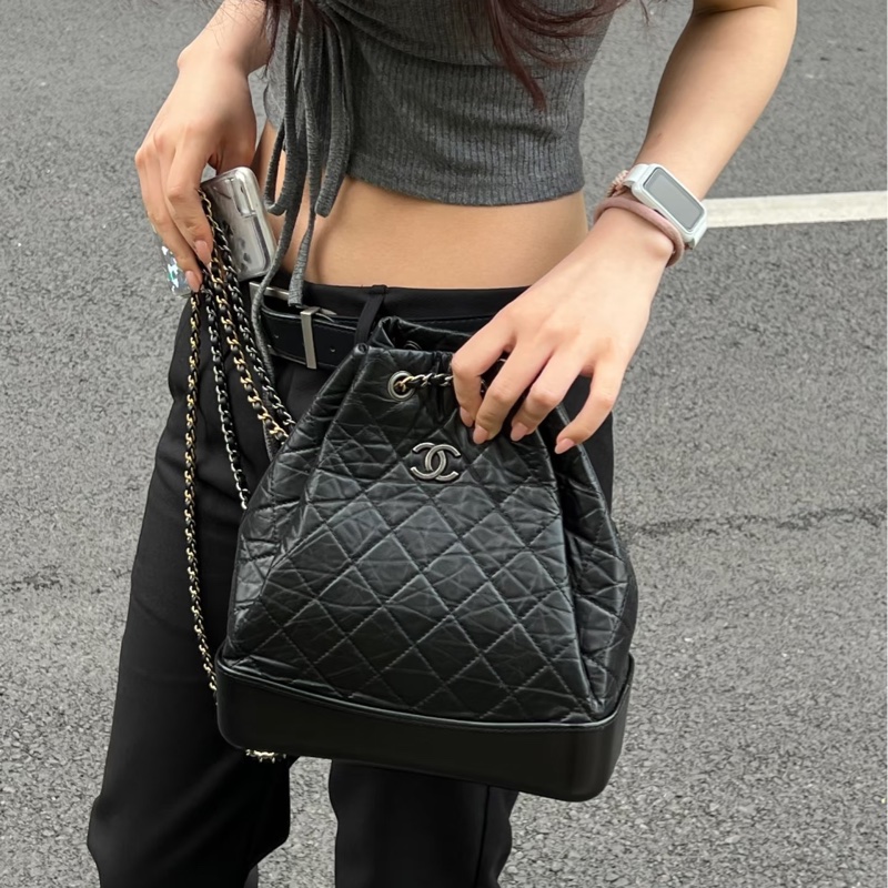 Chanel GABRIELLE 經典雙C LOGO小牛皮 黑色 流浪後背包-2