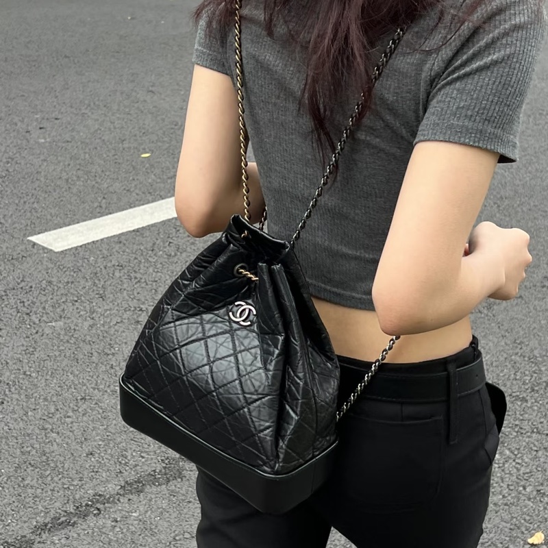 Chanel GABRIELLE 經典雙C LOGO小牛皮 黑色 流浪後背包-3