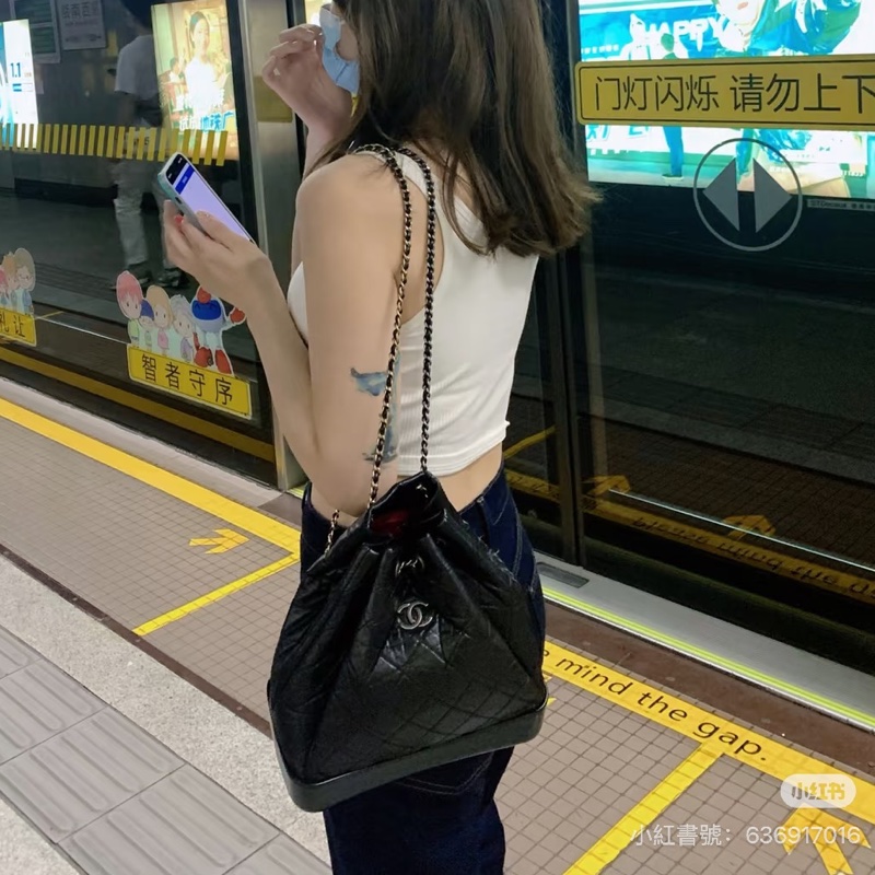 Chanel GABRIELLE 經典雙C LOGO小牛皮 黑色 流浪後背包-4