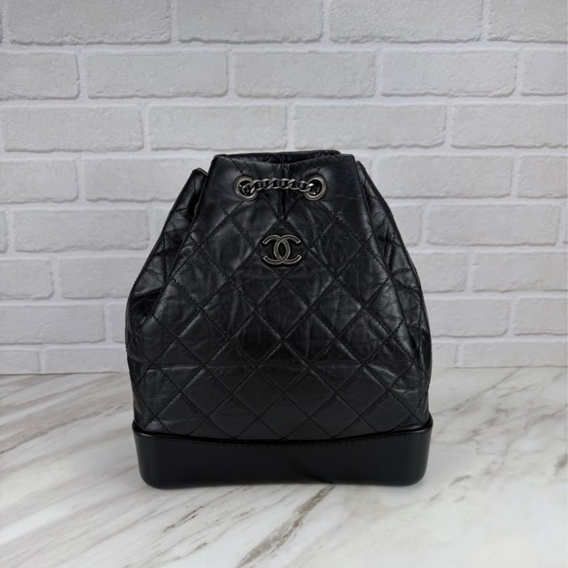Chanel GABRIELLE 經典雙C LOGO小牛皮 黑色 流浪後背包-5