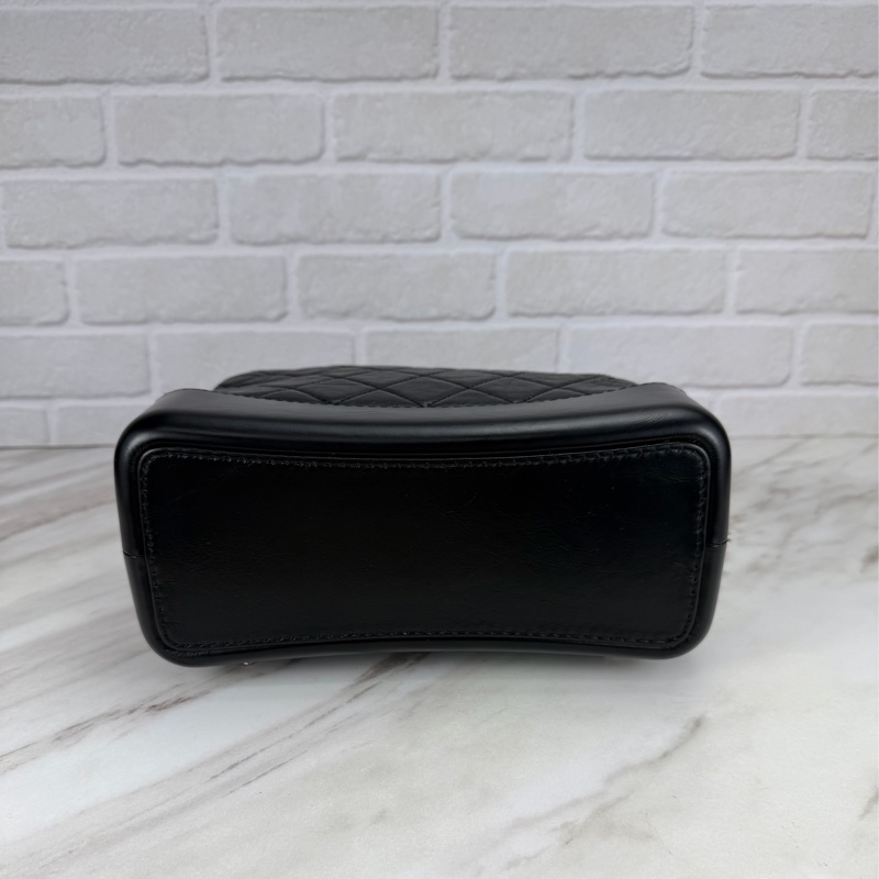 Chanel GABRIELLE 經典雙C LOGO小牛皮 黑色 流浪後背包-7