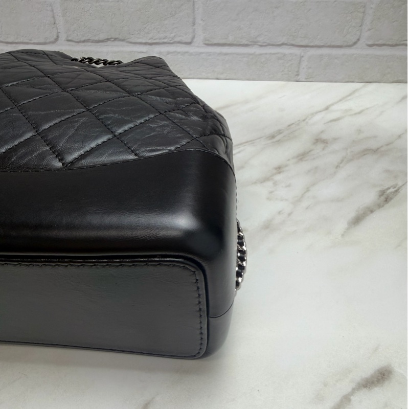 Chanel GABRIELLE 經典雙C LOGO小牛皮 黑色 流浪後背包-9