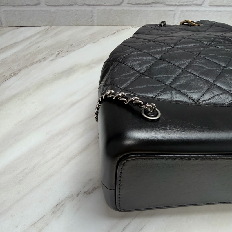 Chanel GABRIELLE 經典雙C LOGO小牛皮 黑色 流浪後背包-10
