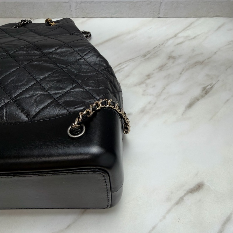 Chanel GABRIELLE 經典雙C LOGO小牛皮 黑色 流浪後背包-11