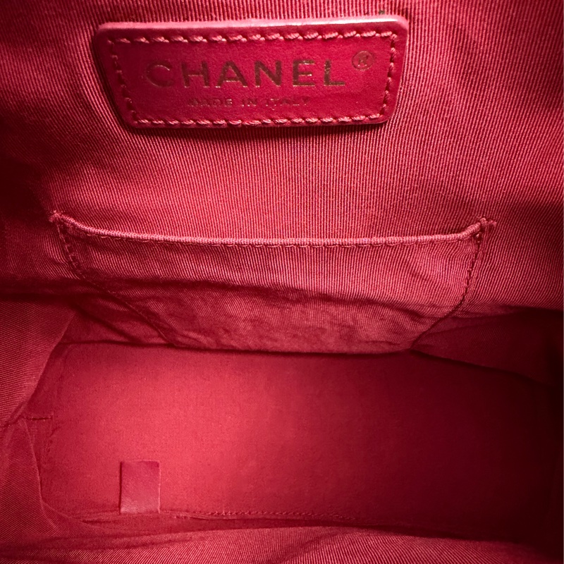 Chanel GABRIELLE 經典雙C LOGO小牛皮 黑色 流浪後背包-13