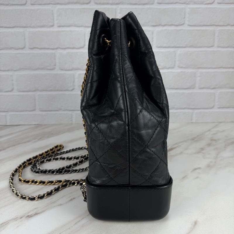 Chanel GABRIELLE 經典雙C LOGO小牛皮 黑色 流浪後背包-15