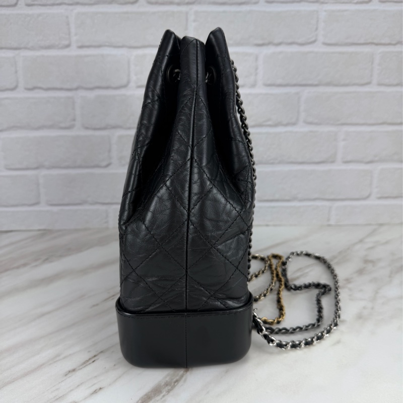 Chanel GABRIELLE 經典雙C LOGO小牛皮 黑色 流浪後背包-16