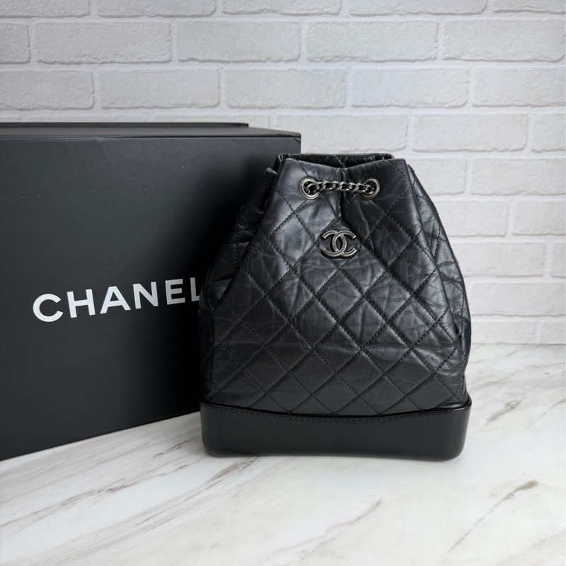 Chanel GABRIELLE 經典雙C LOGO小牛皮 黑色 流浪後背包-17