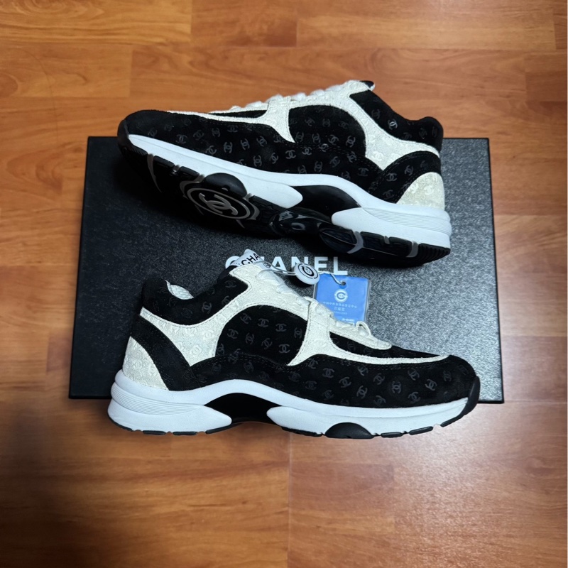 Chanel香奈兒徽標壓印運動鞋 雙C暗紋女鞋 黑白 36碼-1