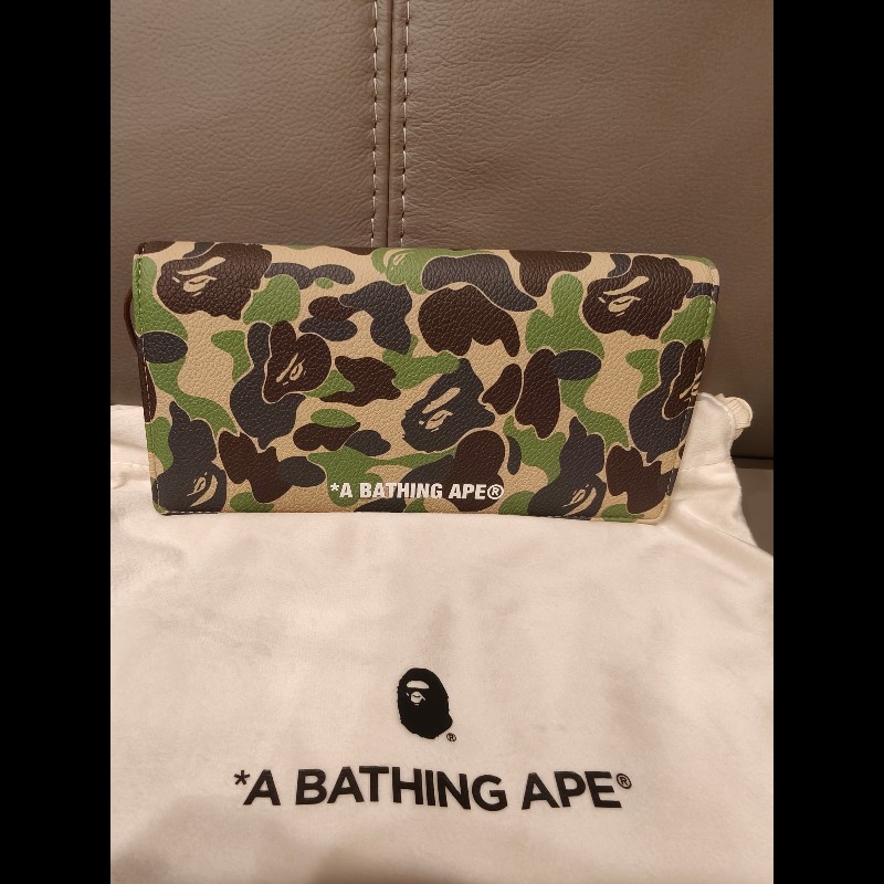 現貨在台,日本帶回最後一個bape綠色迷彩長夾-0