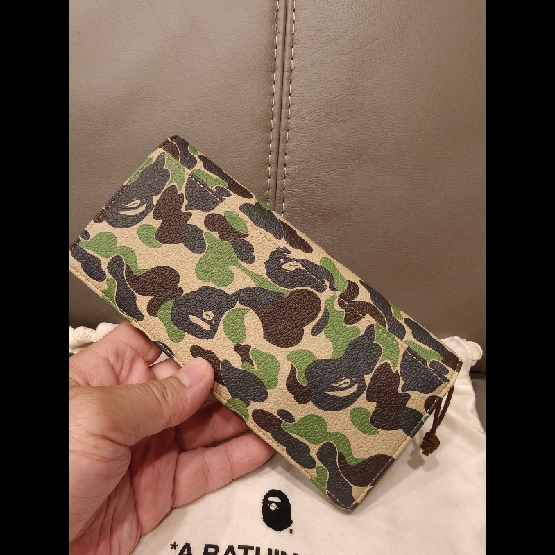 現貨在台,日本帶回最後一個bape綠色迷彩長夾-2