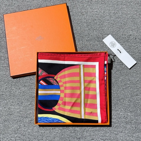 Hermes愛馬仕幻想中的馬鞍方形絲巾