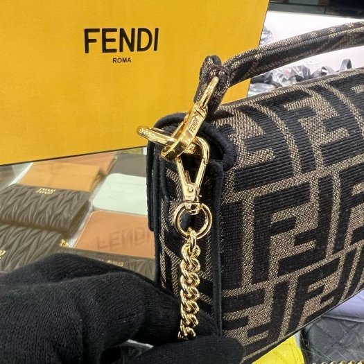 東區正精品㊣FENDI 8BS017 baguette 近全新咖啡色緹花布 FF LOGO 斜背包手提包法棍包兩用包 RZ6379-3