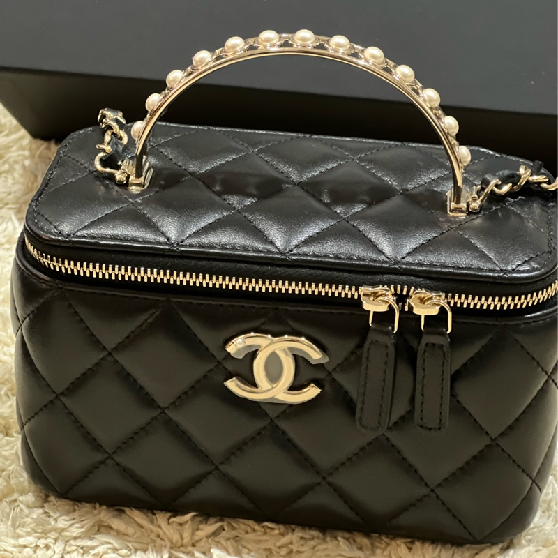 CHANEL 絕版全珍珠提把小羊皮黑長盒子 晶片款-1