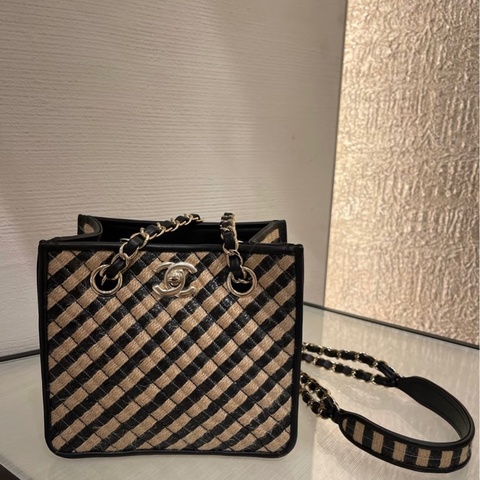 全新CHANEL 香奈兒 經典雙C LOGO 編織拉菲草水桶包 斜背包少見特殊款