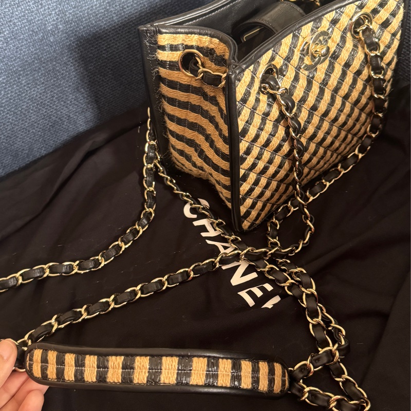 全新CHANEL 香奈兒 經典雙C LOGO 編織拉菲草水桶包 斜背包少見特殊款-6