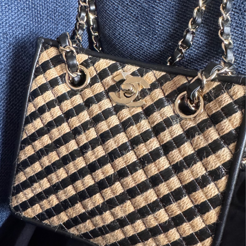 全新CHANEL 香奈兒 經典雙C LOGO 編織拉菲草水桶包 斜背包少見特殊款-11