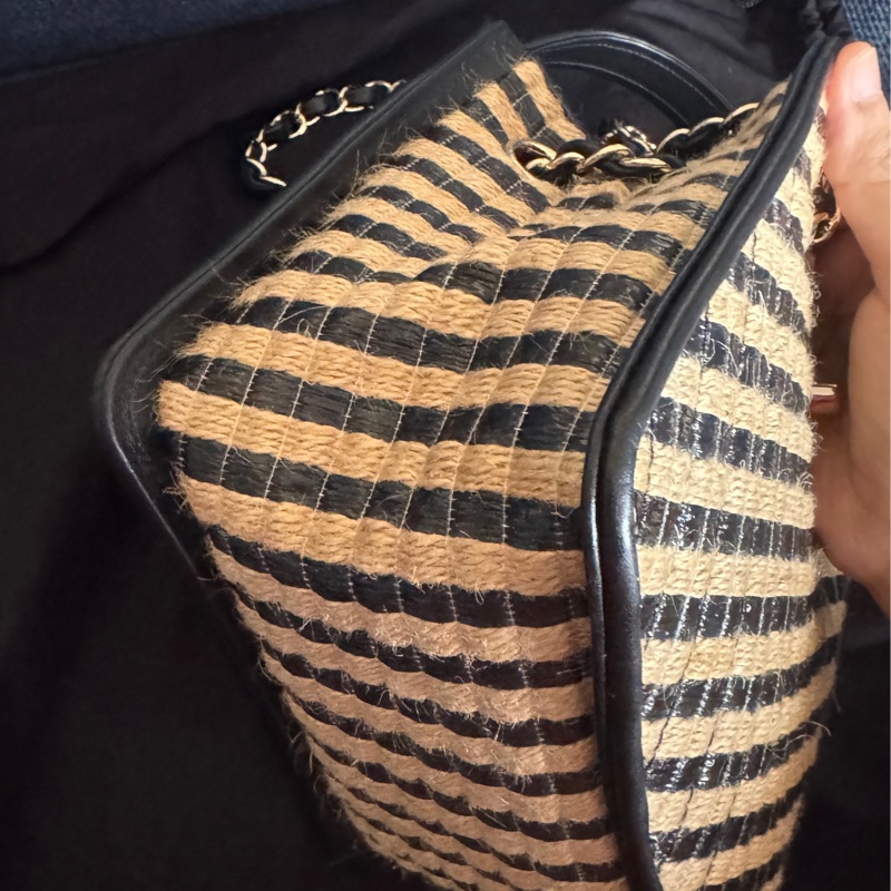 全新CHANEL 香奈兒 經典雙C LOGO 編織拉菲草水桶包 斜背包少見特殊款-13