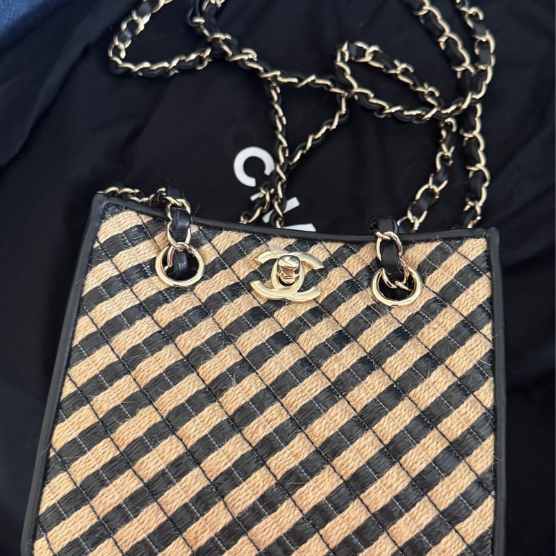 全新CHANEL 香奈兒 經典雙C LOGO 編織拉菲草水桶包 斜背包少見特殊款-16