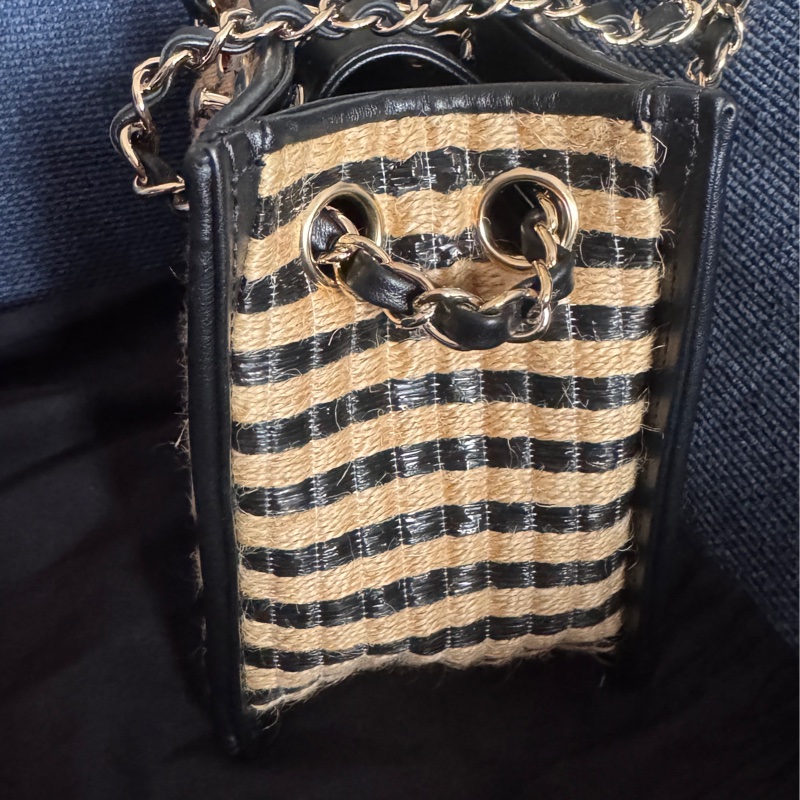 全新CHANEL 香奈兒 經典雙C LOGO 編織拉菲草水桶包 斜背包少見特殊款-17