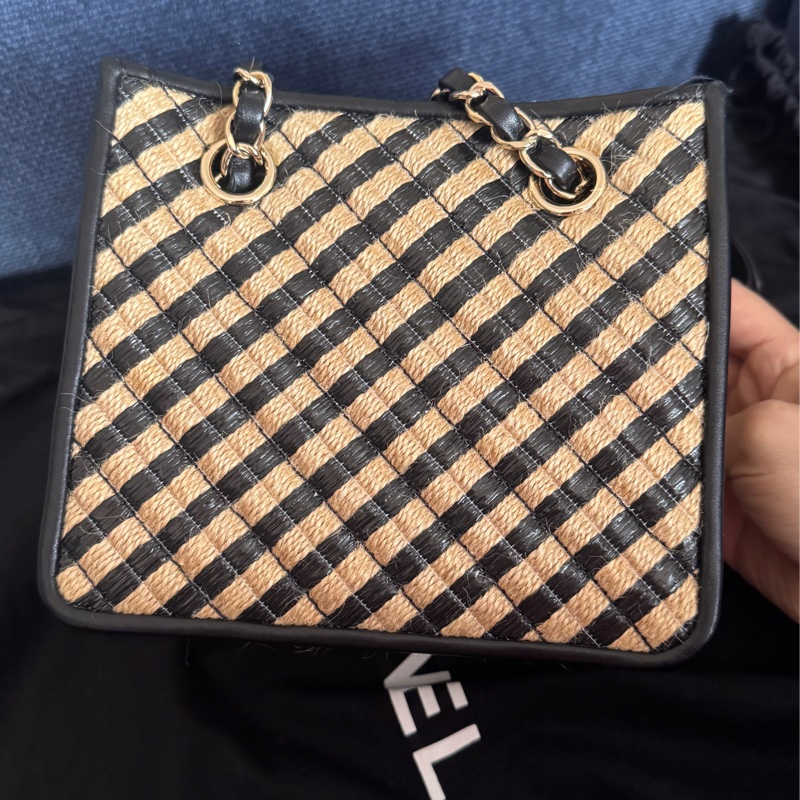 全新CHANEL 香奈兒 經典雙C LOGO 編織拉菲草水桶包 斜背包少見特殊款-18