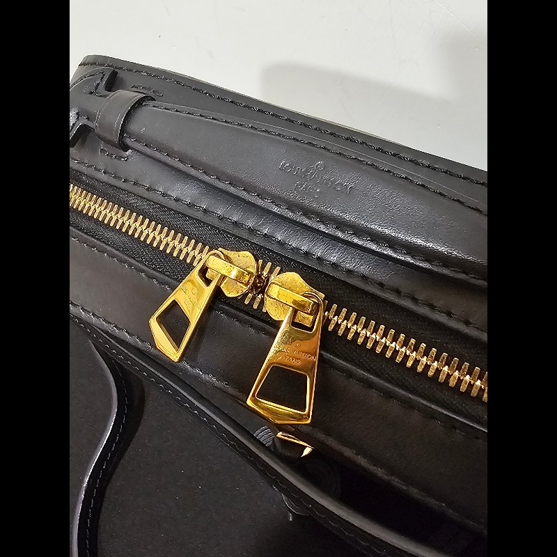 LV Louis Vuitton M43555經典花文黑色流蘇相機斜背包-10