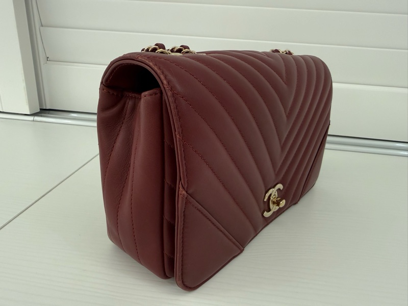 Chanel紅色羊皮Vㄨ紋鏈帶包-1