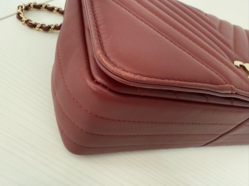 Chanel紅色羊皮Vㄨ紋鏈帶包-2