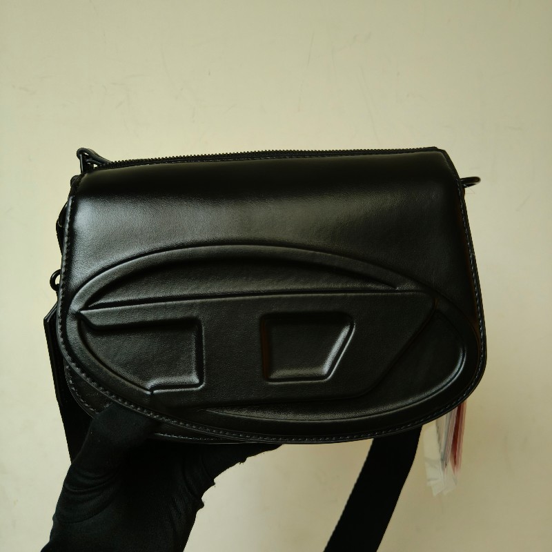 【全新】㊣✨Diesel✨（附防塵袋）黑色 烤漆 D字 潮流 Y2K 相機包 肩背包 斜背包/二手精品/二手包/保證正品-2