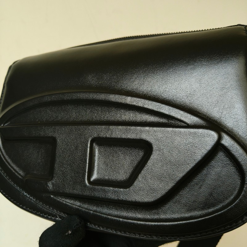 【全新】㊣✨Diesel✨（附防塵袋）黑色 烤漆 D字 潮流 Y2K 相機包 肩背包 斜背包/二手精品/二手包/保證正品-12