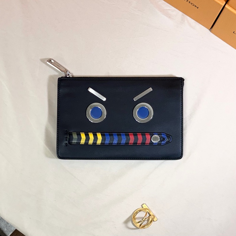 🤖超級好看 Fendi 芬迪 怪獸機器人 黑8卡 隔層手拿包-1