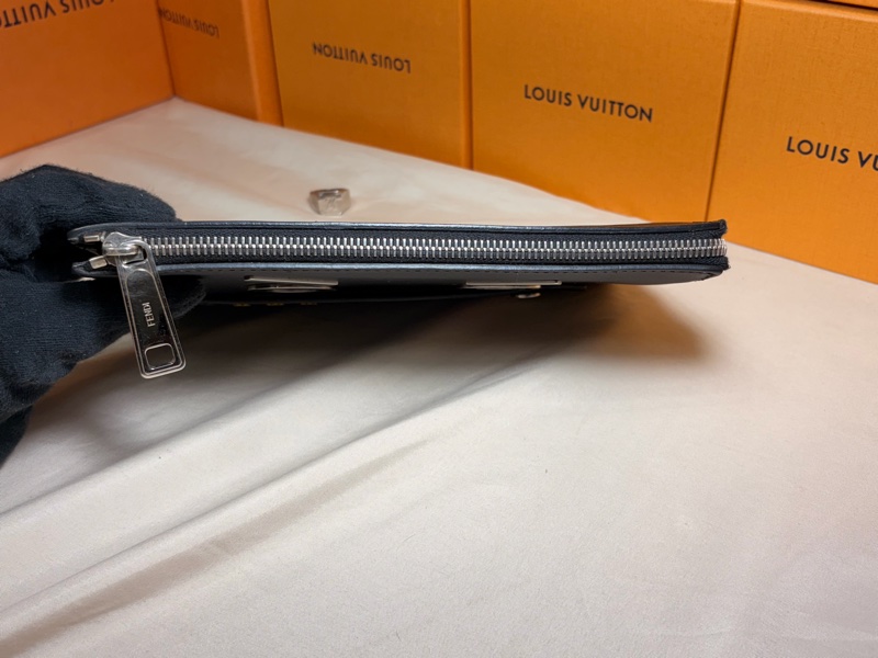 🤖超級好看 Fendi 芬迪 怪獸機器人 黑8卡 隔層手拿包-6