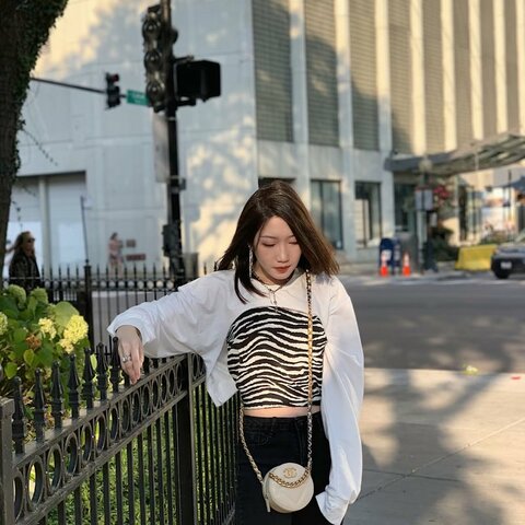 Chanel 19bag小圓餅 米白色 金扣 羊皮 12*12*6  98新配件塵袋 保卡