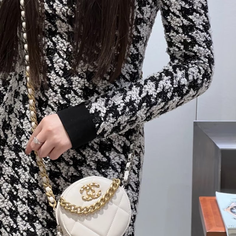Chanel 19bag小圓餅 米白色 金扣 羊皮 12*12*6 98新配件塵袋 保卡-1